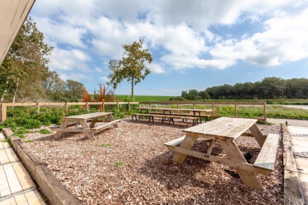 Echte Friese rust en stilte? Stop dan bij
deze Hajé met terras met zicht op
beeldschoon meertje. Goede uitvalsbasis
voor fietsen/wandelen.
