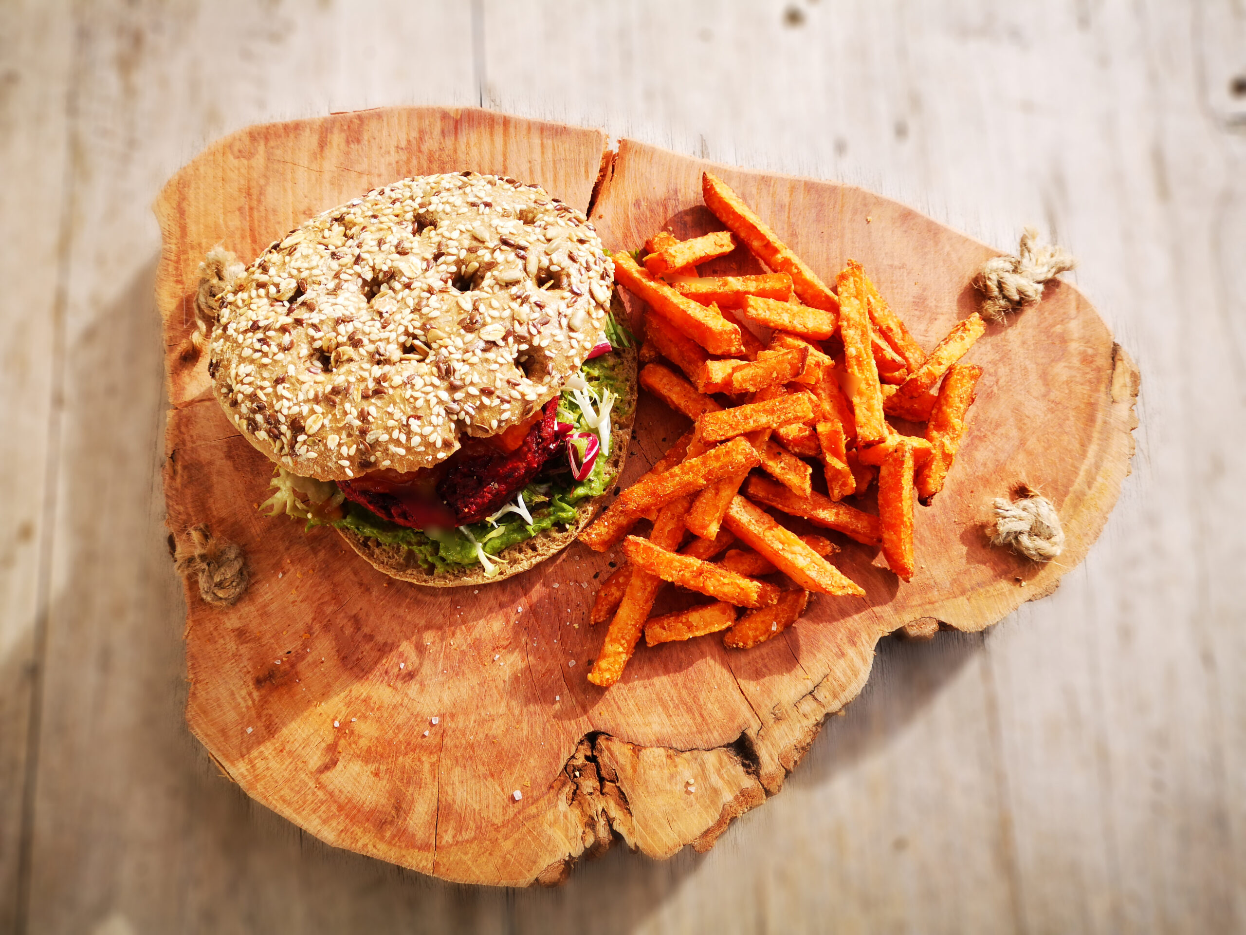 Vegan bietenburger met zoeteaardappelfriet Haje
